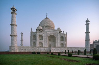 Fildişi ve beyaz mermer mozole Taj Mahal Agra, Hindistan 'da yer almaktadır.
