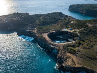 Endonezya 'nın Bali Adası' nın güneydoğusundaki Nusa Penida 'da bulunan inanılmaz deniz kıyısı manzarası.
