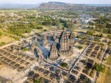 Endonezya Yogyakarta 'daki Prambanan antik Hindu tapınağının panoramik görüntüsü
