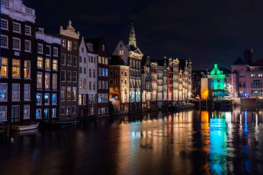 Amsterdam 'daki gece yarısı su yansıması sırasında kanal kenarındaki güzel Hollanda evleri