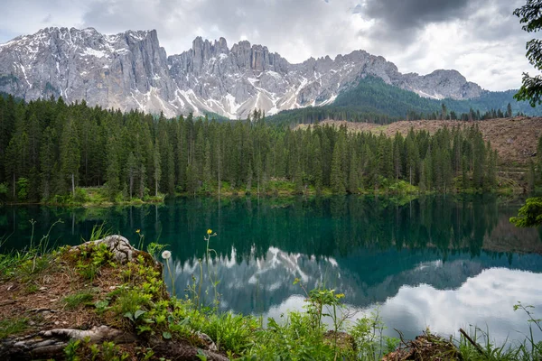 意大利南蒂罗尔的白云石的壮观的小高山湖泊凯尔扎 — 图库照片