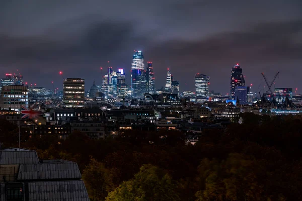 都市建築や景観と夜のロンドン — ストック写真