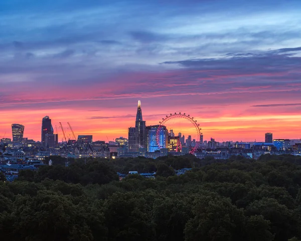 夕方のUkスカイラインロンドン アイの照明とテムズ川沿いの建物 — ストック写真