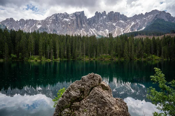 Fantástica Vista Lago Alpino Italiano Carezza Das Dolomitas Sul Tirol — Fotografia de Stock