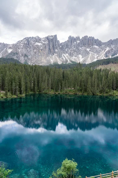 意大利南蒂罗尔白云石的宏伟的小高山湖泊凯尔扎的晶莹的水组成的茂密而绿色的森林 — 图库照片