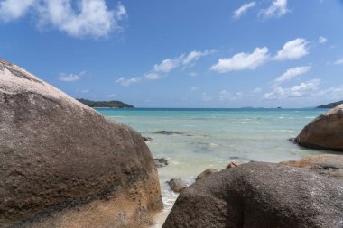 Praslin Adası Seyşeller plaj manzarası 