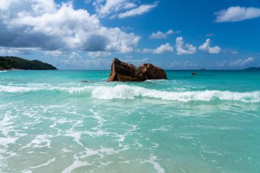 Praslin Adası 'ndaki Anse Lazio plajı Seyşeller cennet manzarası