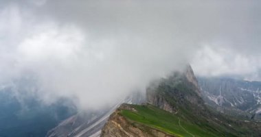 İtalyan Dolomitler, ikonik Sceceda üzerinde çok hızlı hareket eden bulutların Alpler 'deki hızlandırılmış videosunu yayınladılar.    