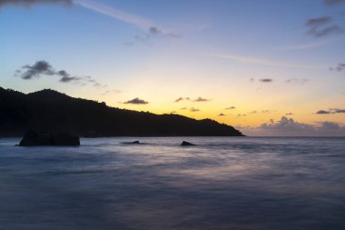 Baie Lazare sahilindeki Mahe Adası gün batımı manzarası Seyşeller 