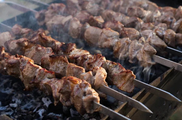 Domuz eti şiş kebap ızgarada pişirilir. Kömürlerin duman