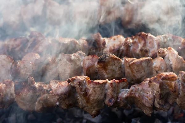 Domuz eti şiş kebap ızgarada pişirilir. Kömürlerin duman