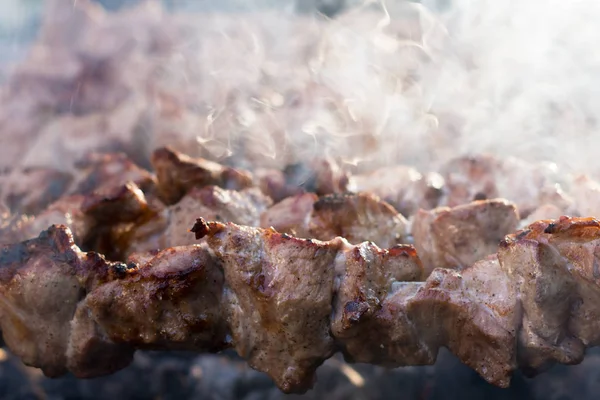 Domuz eti şiş kebap ızgarada pişirilir. Kömürlerin duman