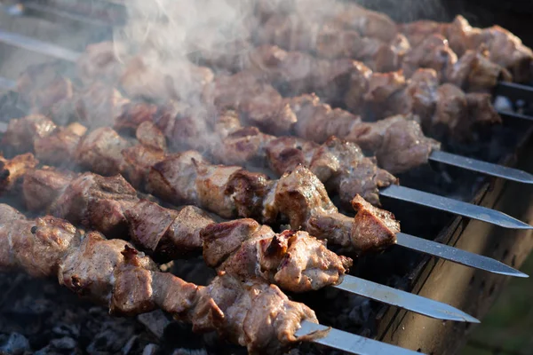 Domuz eti şiş kebap ızgarada pişirilir. Kömürlerin duman