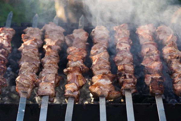 Domuz eti şiş kebap ızgarada pişirilir. Kömürlerin duman