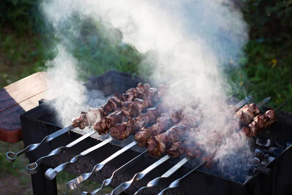 Domuz eti şiş kebap ızgarada pişirilir. Kömürlerin duman