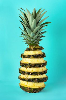 Parlak mavi bir arka plan üzerinde ananas kesme
