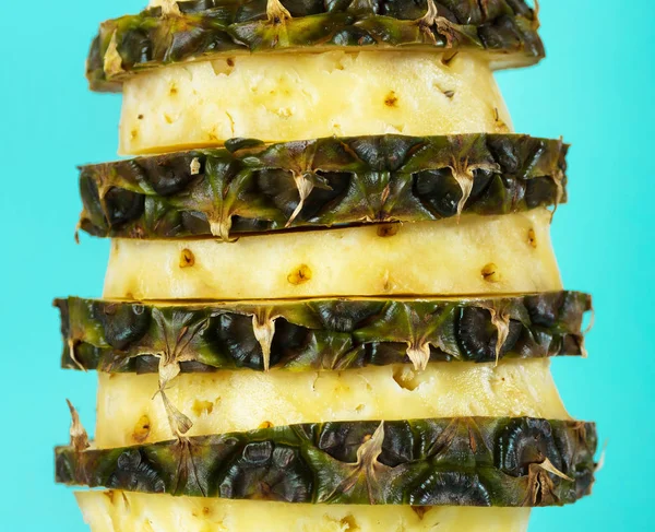 Parlak mavi bir arka plan üzerinde ananas kesme