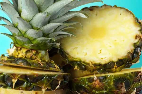Parlak mavi bir arka plan üzerinde ananas kesme