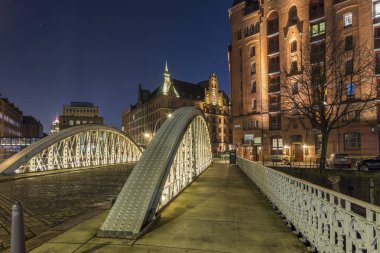 Görünüm Hamburg demir köprü ve gece aydınlatma