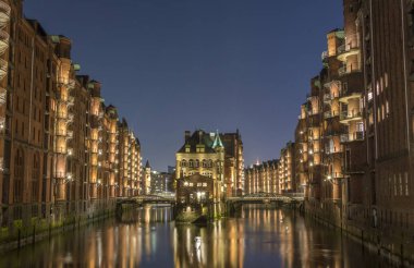 Köprü ve Hamburg, gece Hüseyin Bina Tuğla görünümü