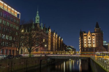 Köprü ve Hamburg, gece Hüseyin Bina Tuğla görünümü