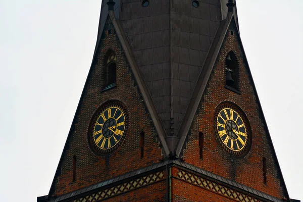 镇上教堂的钟 — 图库照片