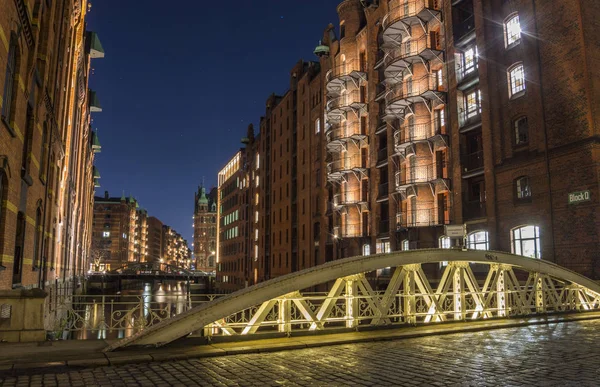 Uitzicht op de brug en het bakstenen gebouw in Hamburg, nacht illu — Stockfoto