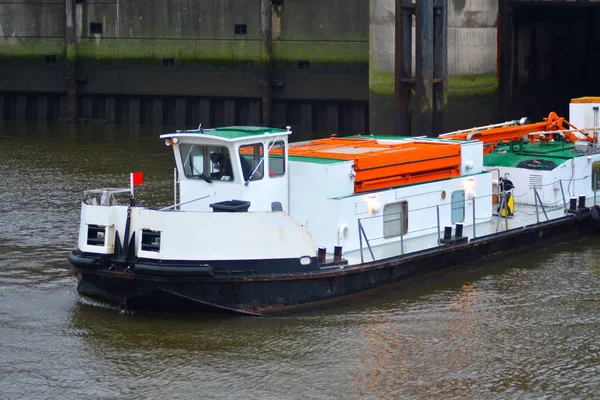 Floden fartyg i hamnen i Hamburg — Stockfoto