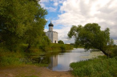Kilise Nerl Nehri yakınında. Rusya, Vladimir