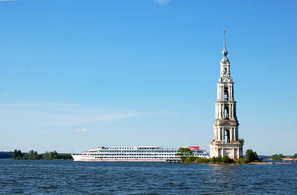 Segelfartyget nära översvämmade kyrkan. De Volga floden, Ryssland, K — Stockfoto