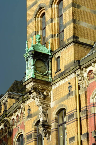 L'horloge sur le mur d'une maison à Brême, Allemagne — Photo