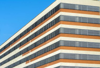 Pencerelerde barlar ile bina