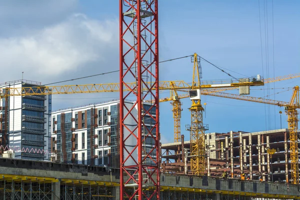 iş yerinde üç sarı bina Vinçler