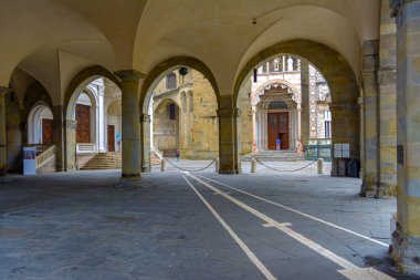 Kemerler Bergamo, Santa Maria Maggiore katedral önünde. İtalya