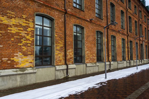 Au début du printemps. La maison de briques rouges — Photo