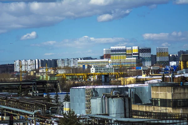 Grondgebied van de fabriek op de achtergrond van huizen — Stockfoto