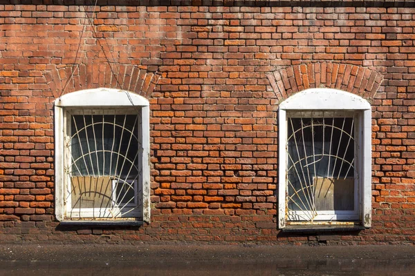 Két ablak a régi téglaépületben — Stock Fotó