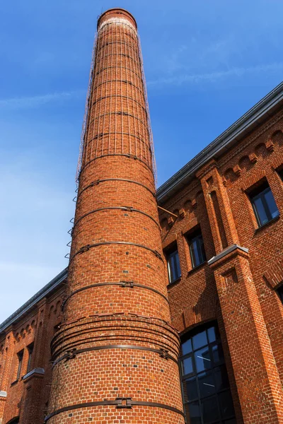 La cheminée en brique et le vieux bâtiment en brique — Photo