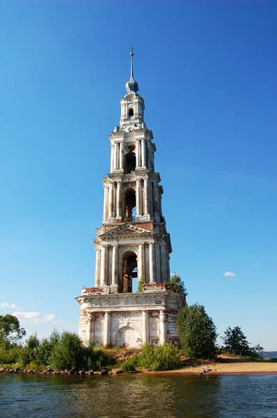 The bell tower of the flooded monastery on the Volga river. Kalyazin, Russia — Stock Photo, Image