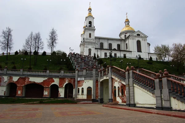 Treppe und Kathedrale. Witebsk Weißrussland — Stockfoto