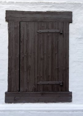 Eski pencere ile ahşap kepenkleri kapalı