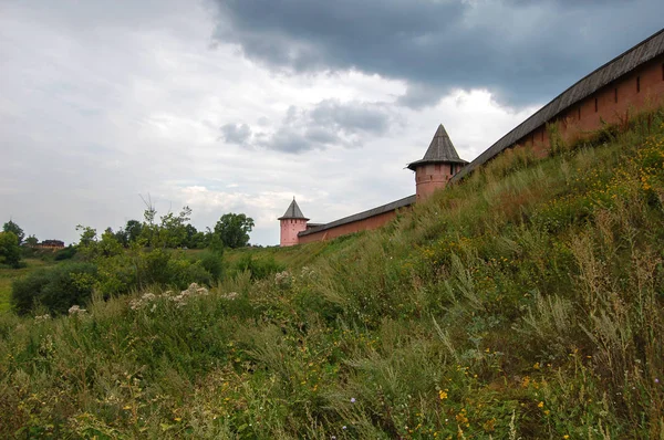 La antigua muralla del monasterio sobre el río. Suzdal, Rusia — Foto de Stock