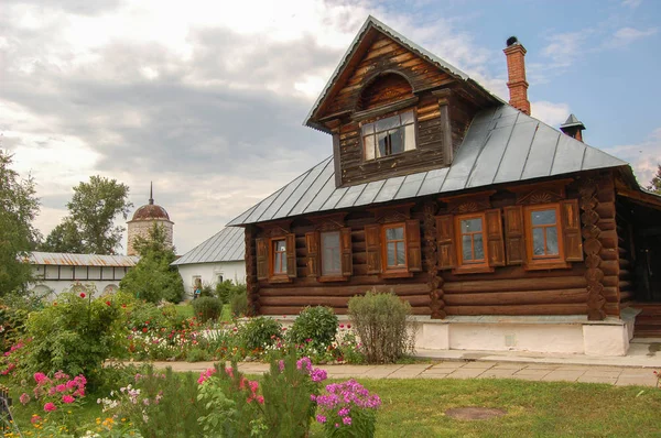 Typowy stary rosyjski budynek w Suzdal, Rosja — Zdjęcie stockowe