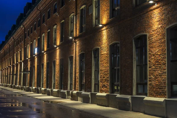 Vieille maison en brique. Vue de nuit dans le vieux quartier industriel. Moscou. Hambourg . — Photo