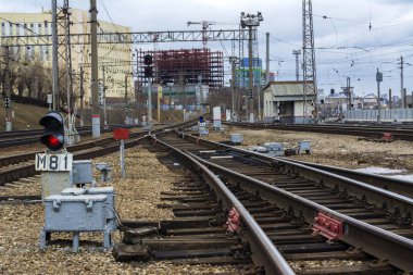 Demiryolu parça-raylar ve uyurlar. Trafik ışıkları. Navlun tren istasyonu.