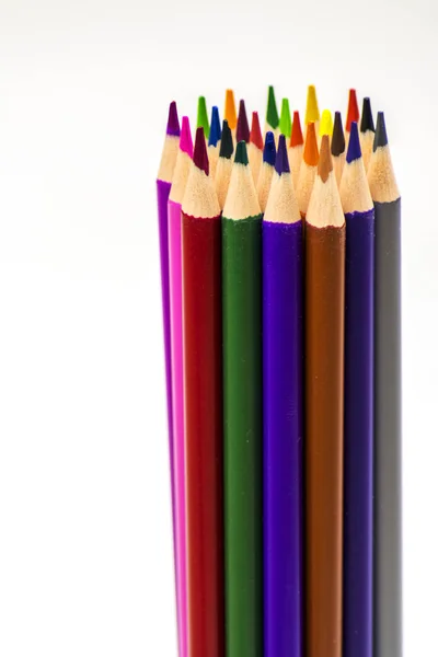 Aislar. Muchos lápices de colores afilados —  Fotos de Stock