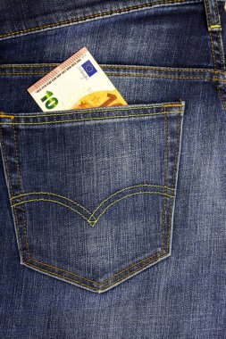 Karanlık kot pantolon cebinde 10 euro banknot eklenen