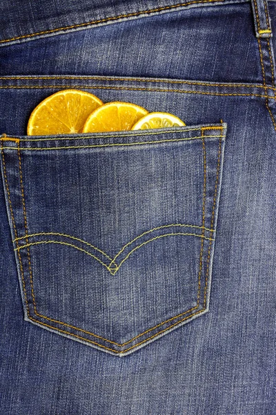 Portakal dilimleri ve limon dilimleri koyu mavi kot pantolon cebine eklenir