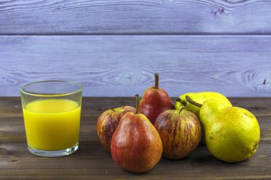 Bir bardak taze sıkılmış portakal suyu. Dal nane ve limon ve iki armut dilimleri.