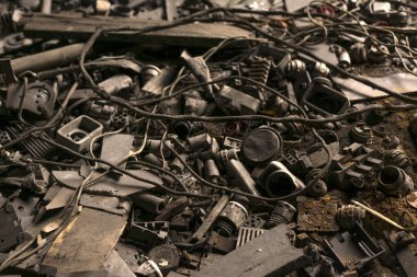 Elektrik kabloları ve parçaları terk edilmiş fabrikanın zeminine saçılmış.